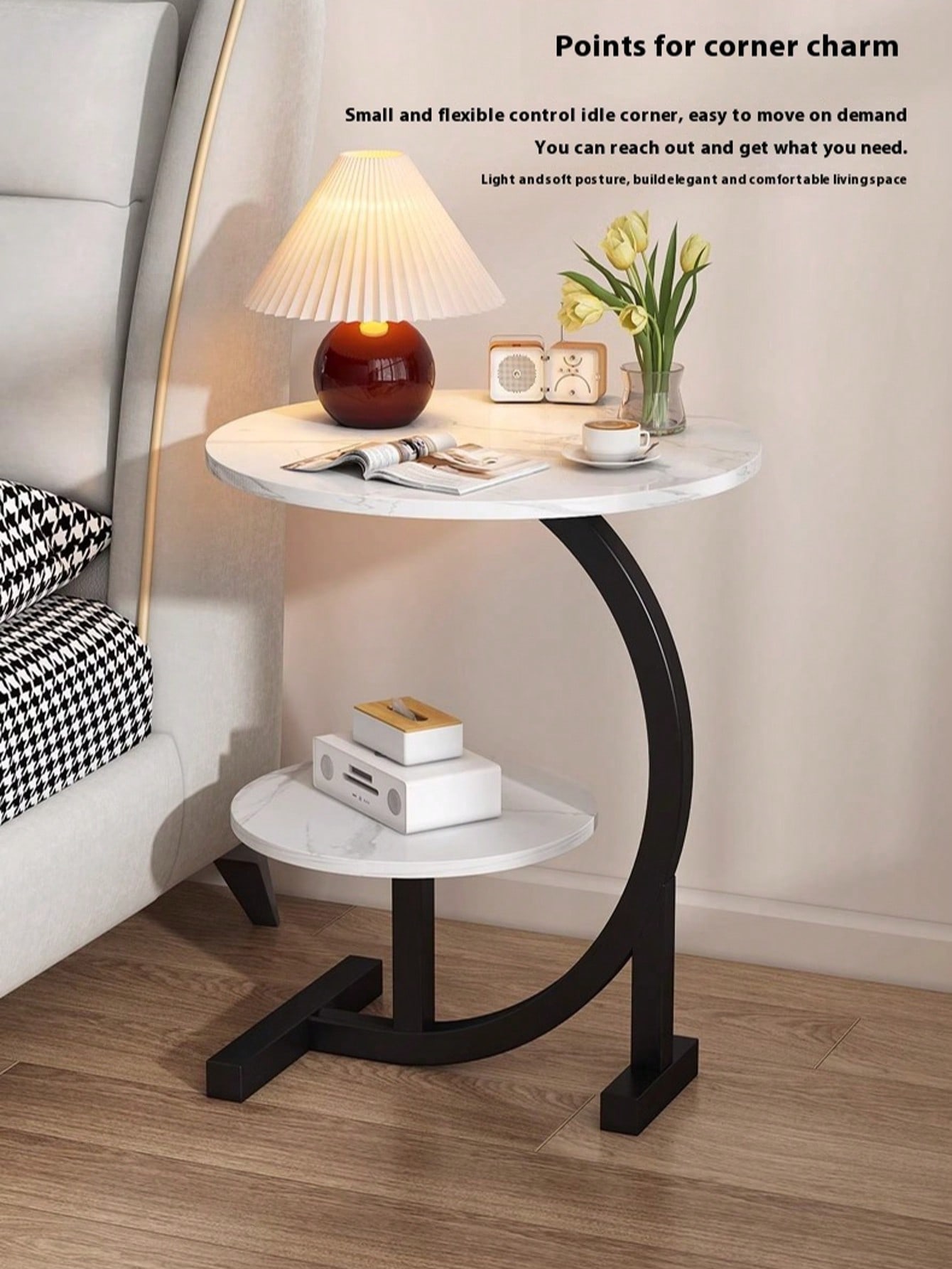 Desk Setup Modern - 丸型C字型収納テーブル（下段棚付き）- 無垢材とMDF構造、省スペースのモダンクラシックデザイン、- 3.2立方フィートの収納スペースを備えた自立型ソファ/ベッドサイドテーブル、リビングルームや寝室用のコンパクトな丸型エンドテーブル