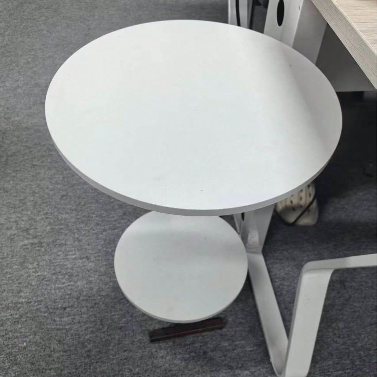 丸型C字型収納テーブル（下段棚付き）- 無垢材とMDF構造、 - Desk Setup Modern のレビューと価格