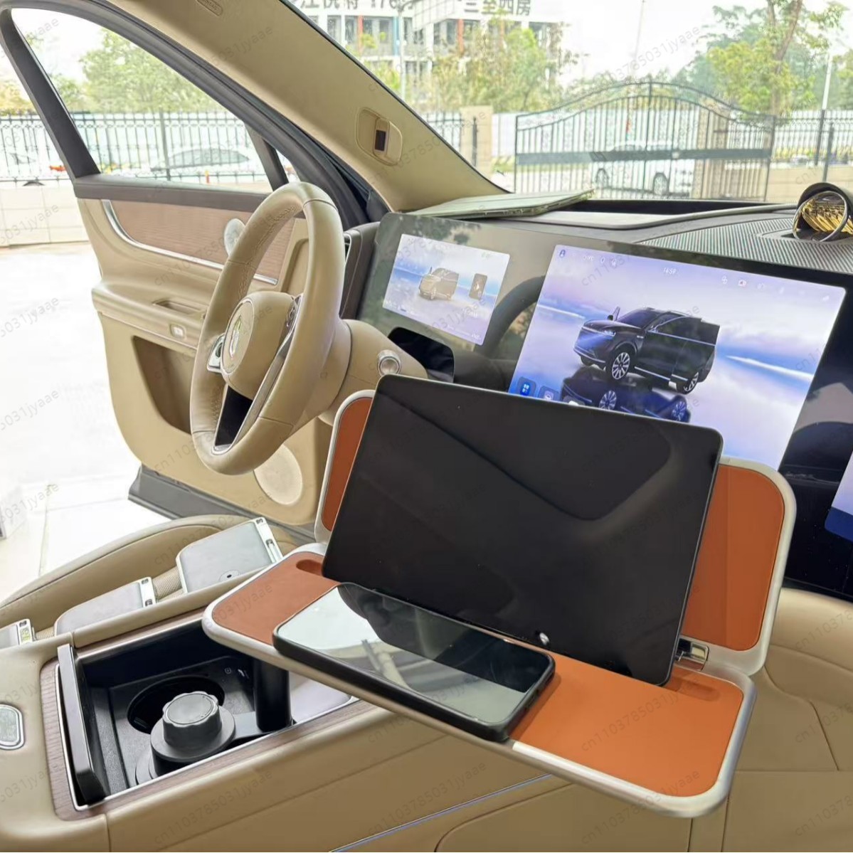 新型車用折りたたみ式トレイテーブル、後部座席運転者向けポータ - Desk Setup Maker のレビューと価格