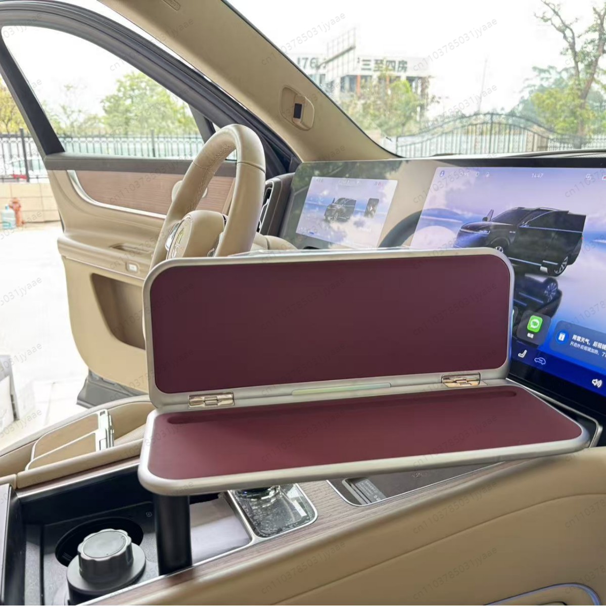 新型車用折りたたみ式トレイテーブル、後部座席運転者向けポータ - Desk Setup Maker のレビューと価格