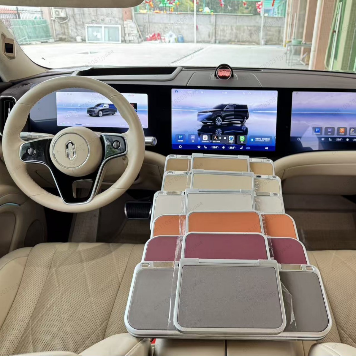 新型車用折りたたみ式トレイテーブル、後部座席運転者向けポータ - Desk Setup Maker のレビューと価格