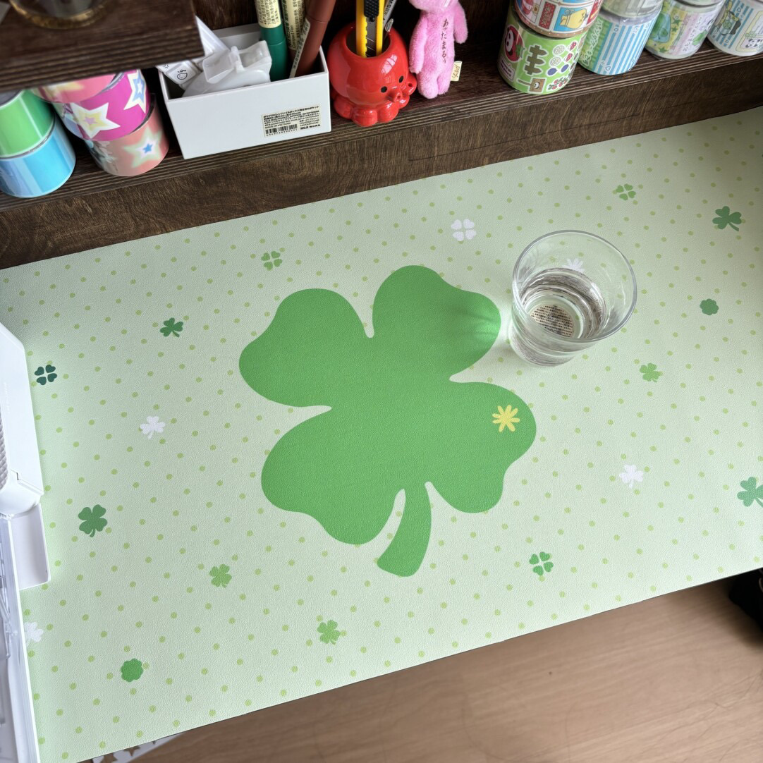 四つ葉のクローバー 目に優しいレザーデスクパッド 大型/小型 - Desk Pad Leather Large のレビューと価格